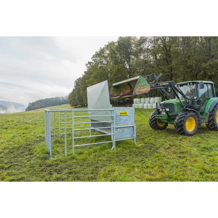 Kraftfutterautomat mit Kälberschlupf